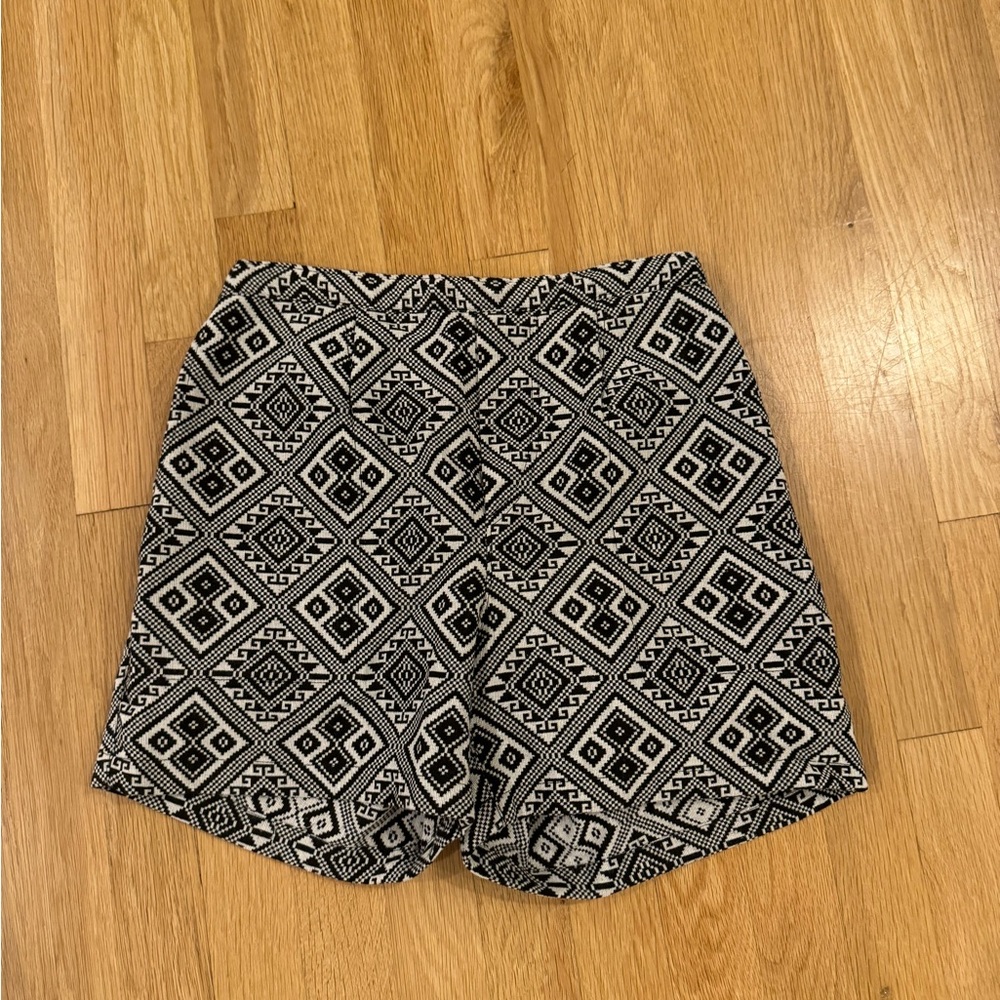 Wai Black & White Geometric Patterned Shorts - Size M